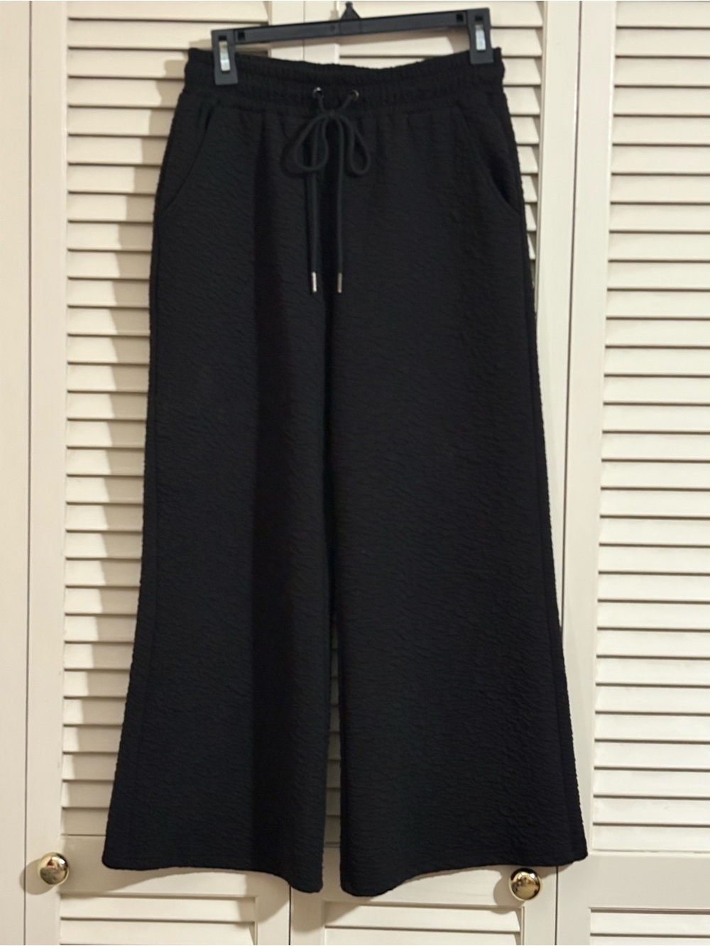 See and Be Seen Black Wide Leg Cropped Drawstring Pants, size Small. Style FP140